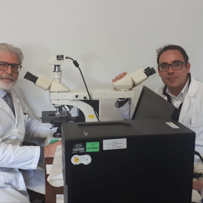 I professori Giovanni Tuccari e Antonio Ieni nel loro laboratorio