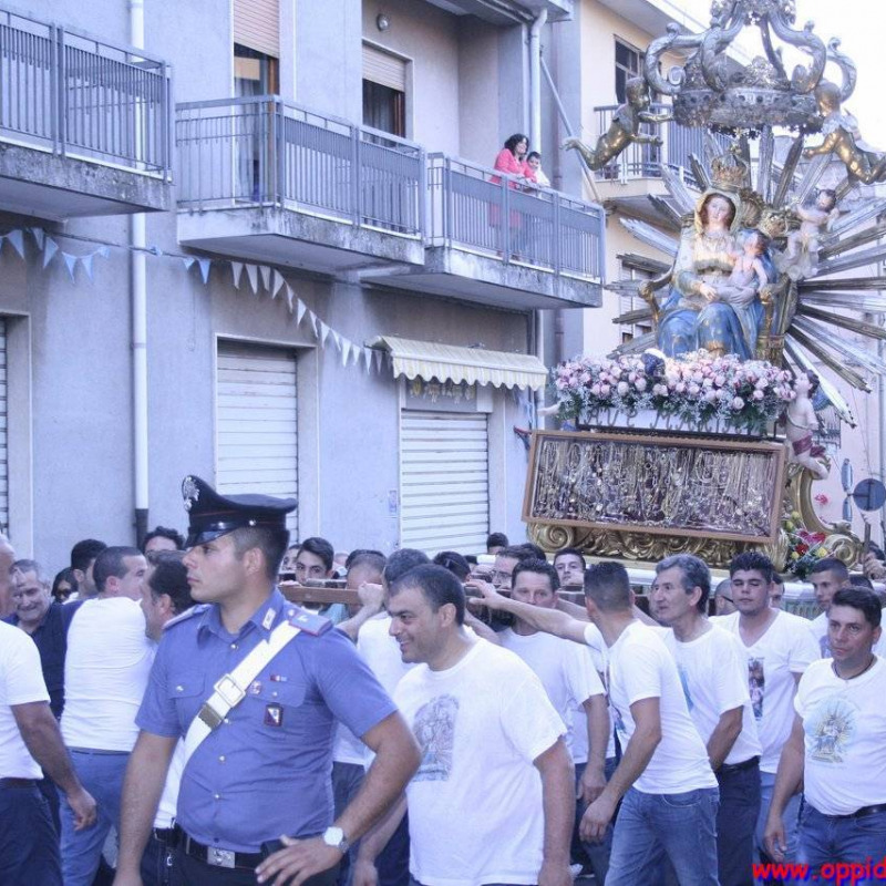 L’inchino durante la processione della Madonna a Oppido Mamertina