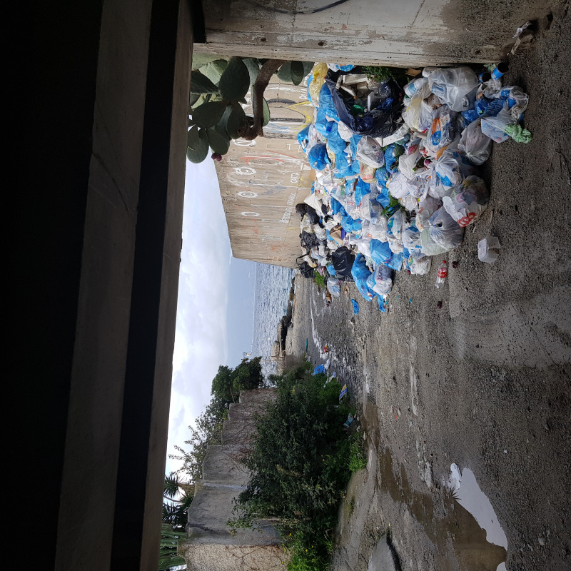 I rifiuti accatastati in via Strada Ferrata a San Gregorio di Reggio Calabria