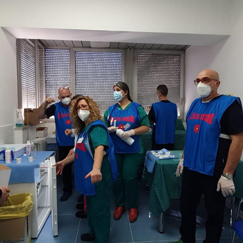 Lo staff del Gom di Reggio Calabria impegnato nelle operazioni preliminari per somministrare i vaccini anti-covid