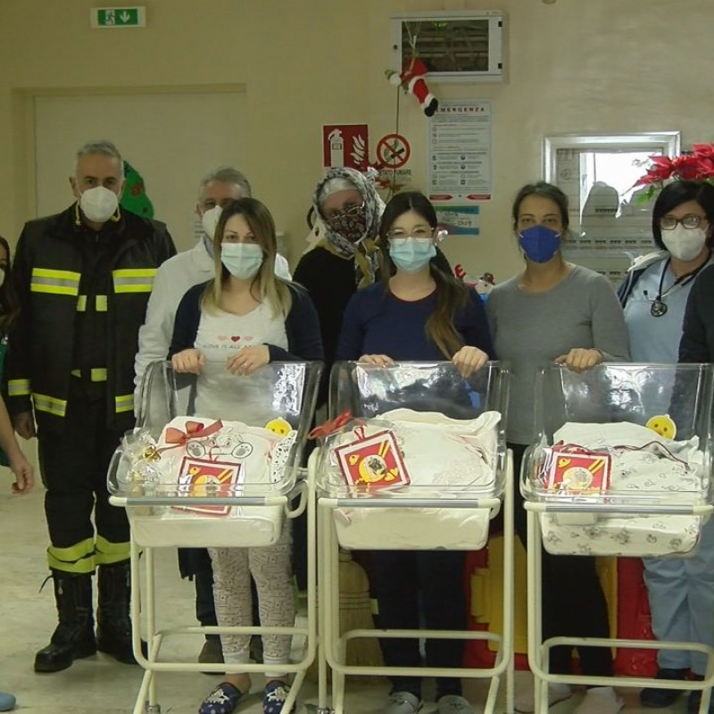 La befana dei Vigili del fuoco nel reparto di Neonatologia dell'ospedale di Vibo Valentia