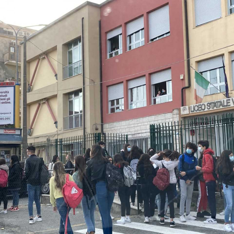 Studenti davanti al liceo scientifico "Vito Capialbi" di Vibo Valentia