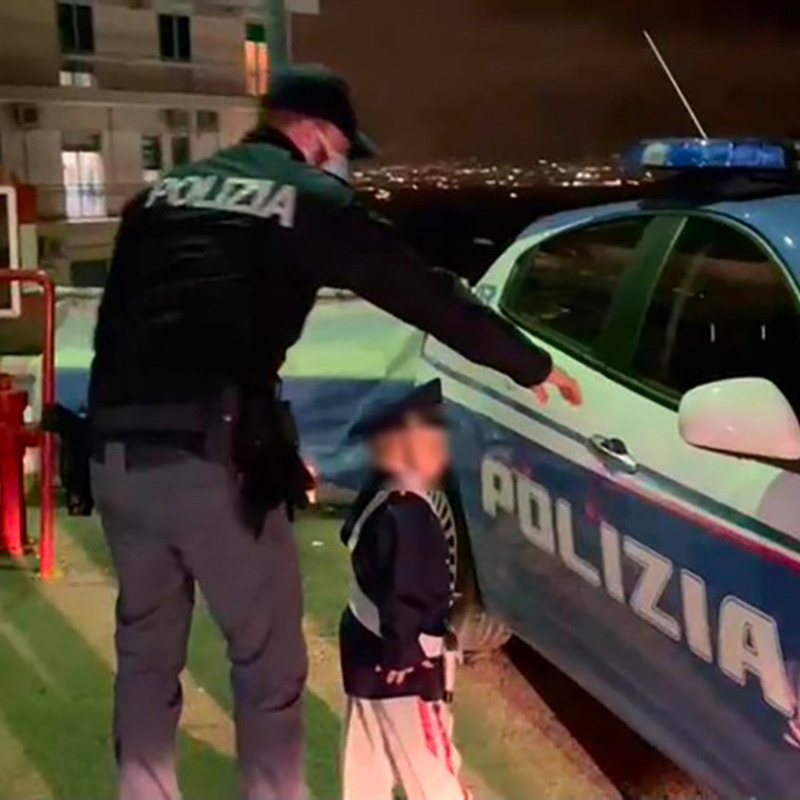 Agenti di polizia a Napoli esaudiscono il desiderio di un bimbo di tre anni guarito da una rara malattia