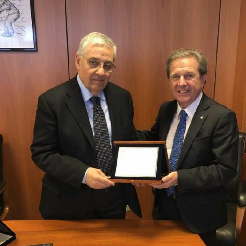 L’ex procuratore di Reggio Pignatone riceve da Saccomanno una targa da parte del Rotary Medma
