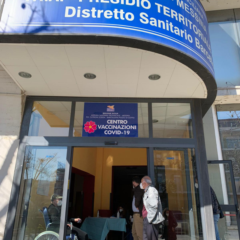 L'ingresso dell'ospedale di Barcellona con i primi anziani da vaccinare