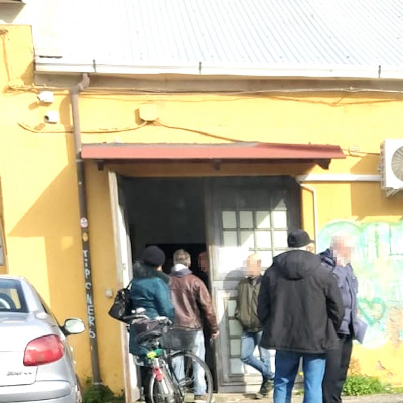 Code e lunghe attese davanti alla sede della farmacia Asp di via Sebenico prima dell’esplosione della pandemia