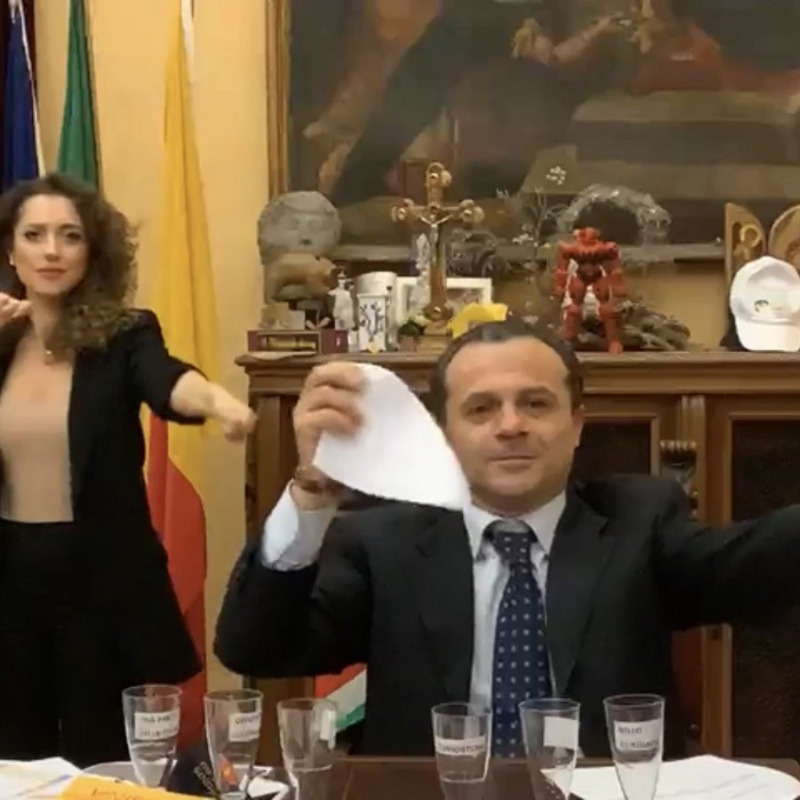 La lettera di dimissioni stracciata dal sindaco Cateno De Luca