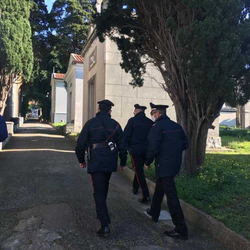 I carabinieri della Stazione di Pizzo si dirigono verso l'ossario del cimitero