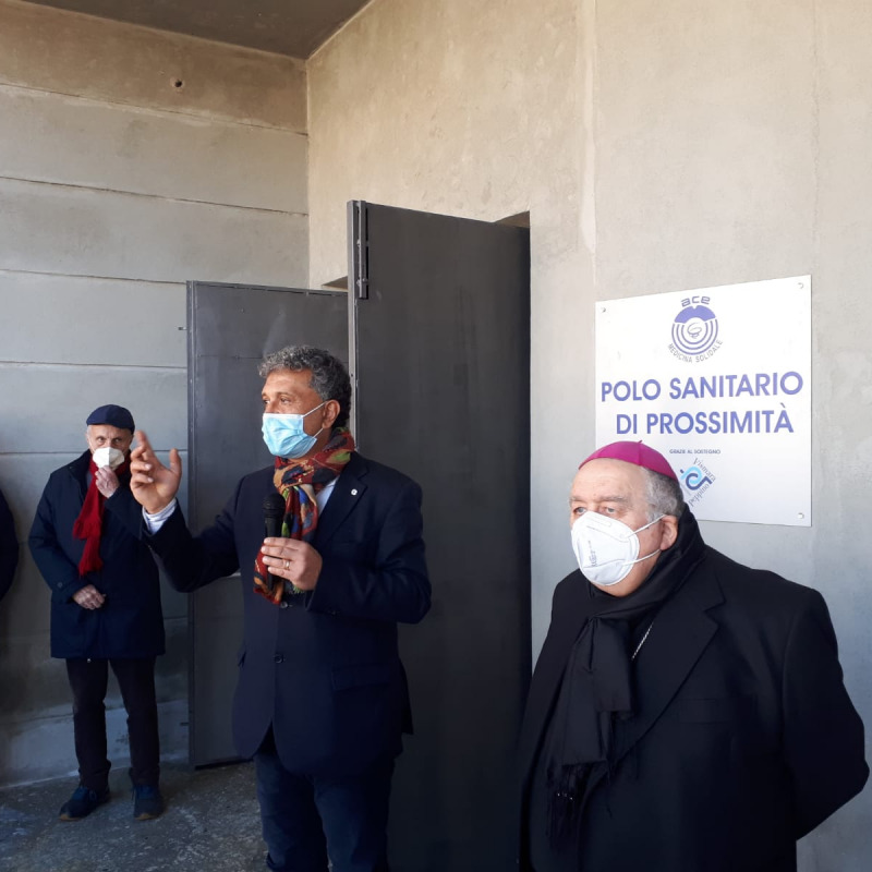 Il direttore del Polo Sanitario di Prossimità di Reggio, Carmelo Caserta, e l’arcivescovo Giuseppe Fiorini Morosini