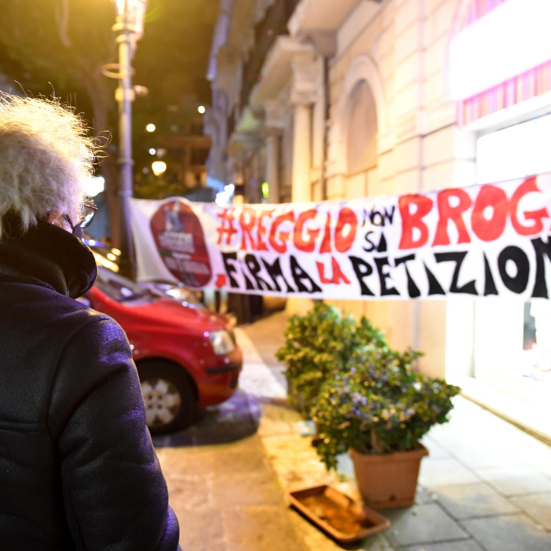 Il comitato “Reggio non si broglia” ha fatto la sua prima manifestazione in piazza Camagna e non si è più fermato