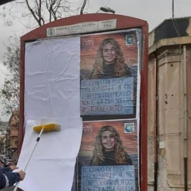I manifesti contro l’aborto “cancellati” a Reggio dopo essere stati regolarmente affissi