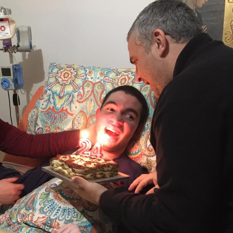 Il sorriso di Natale carica di coraggio suo padre Antonio che da anni si è dedicato a fargli vivere con dignità la malattia