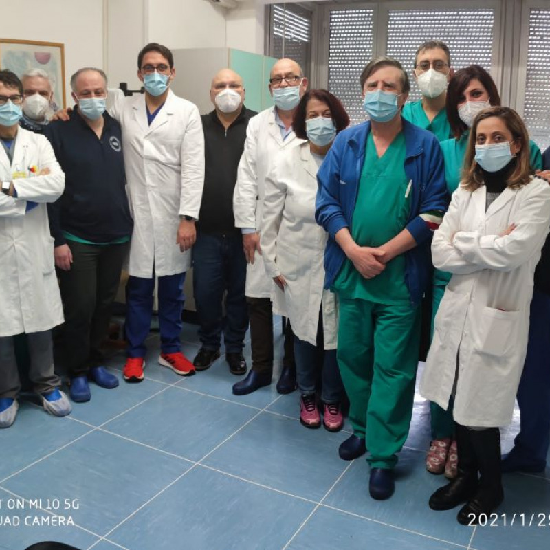 La squadra della Chirurgia vascolare del Gom di Reggio, con il prof. Pietro Volpe, che ha eseguito l’intervento con una tecnica ibrida