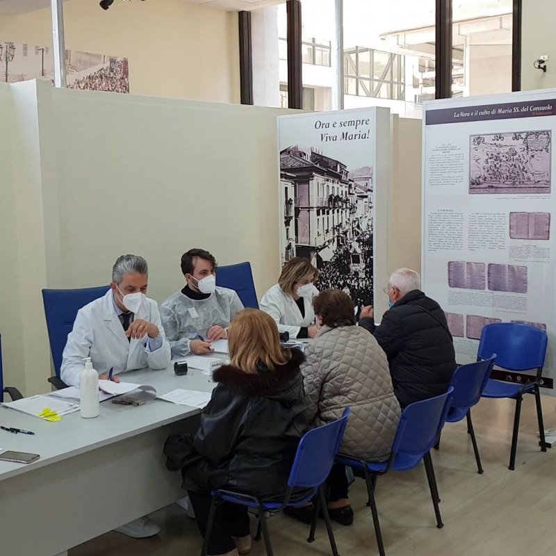 Nella sala Monteleone di Palazzo Campanella a Reggio vengono somministrati vaccini agli ultraottantenni