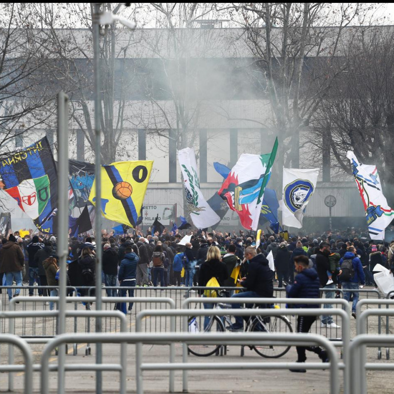 Tifosi dell'Inter fuori dallo stadio