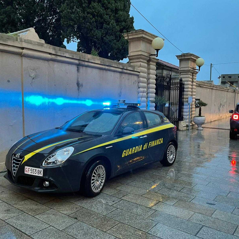 Autovetture della Guardia di finanza davanti al cancello del cimitero di Tropea