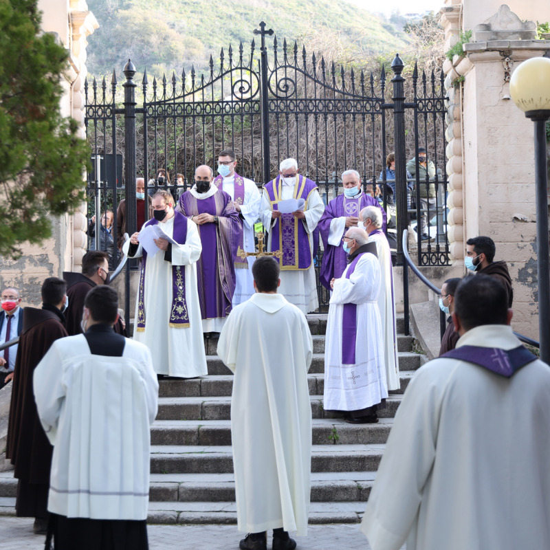 Il clero tropeano all’ingresso del camposanto benedetto dopo la profanazione