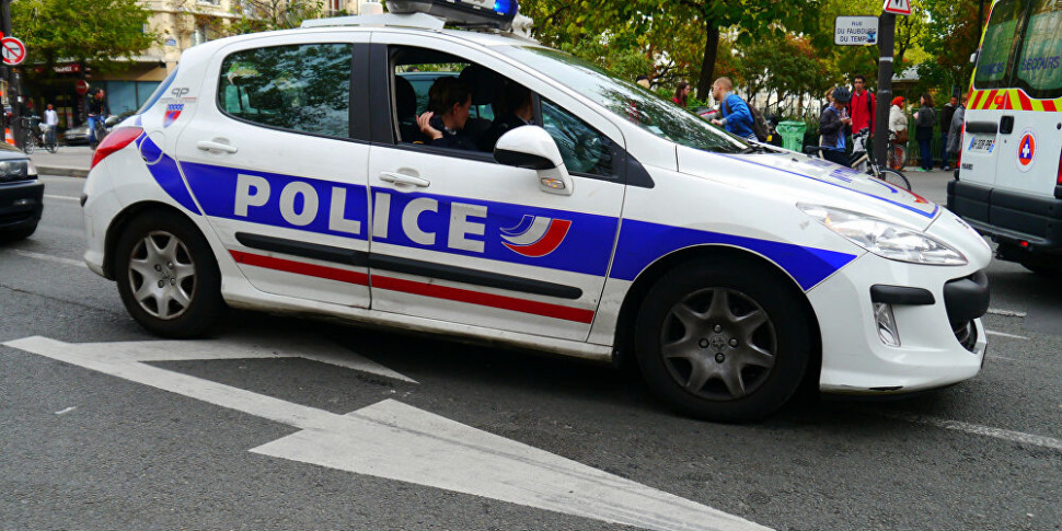 Terrore in Francia: la festa di nozze si trasforma in un massacro. Uomini incappucciati uccidono la sposa e un assalitore Terrore in Francia: la festa di nozze si trasforma in un massacro. Uomini incappucciati uccidono la sposa e un assalitore