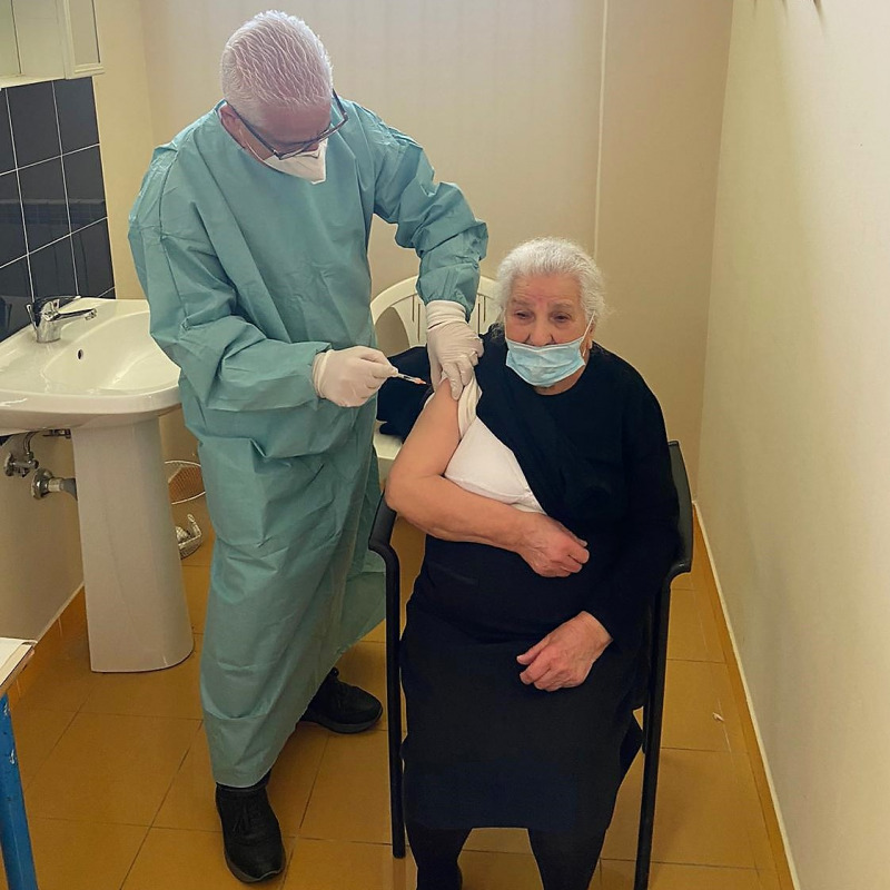 Una delle due signore centenarie di Morano appena vaccinata