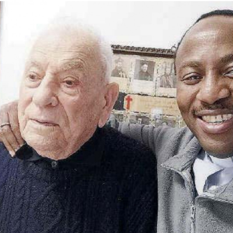 Fratel Vincenzo, quasi 100 anni, col parroco di San Camillo, padre Koffu Medard Aboue