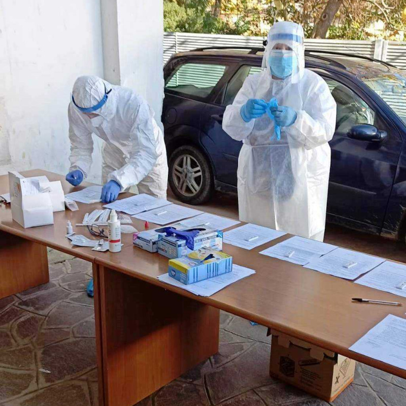 Operatori sanitari impegnati nello screening per i contagi nell’Esaro