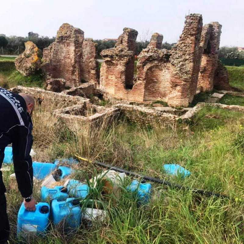 Bidoncini di plastica in prossimità del sito archeologico delle Terme romane di Acconia di Curinga