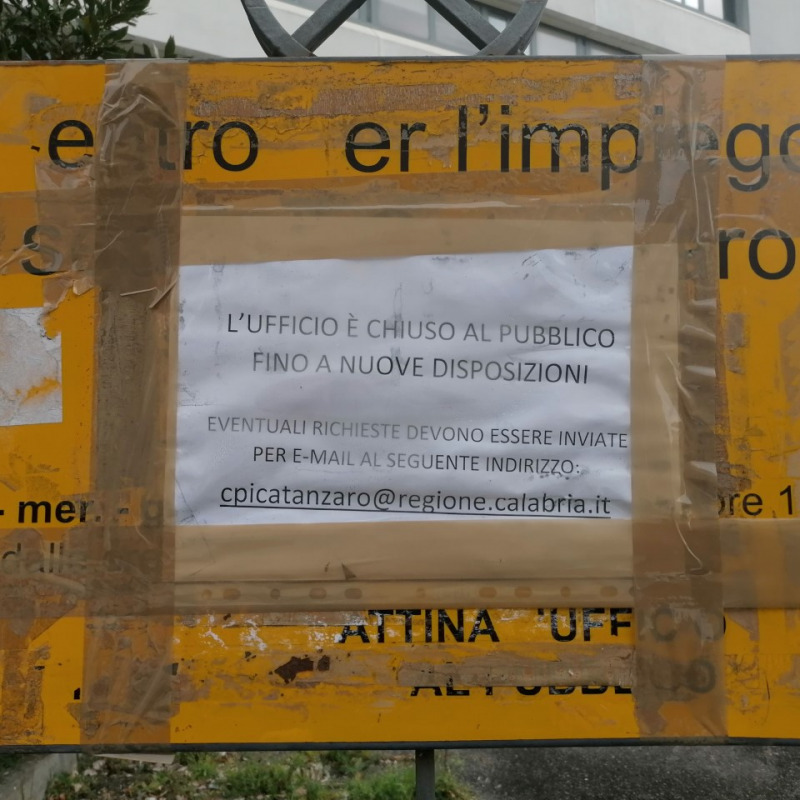 Il cartello esposto al centro per l'impiego di Catanzaro