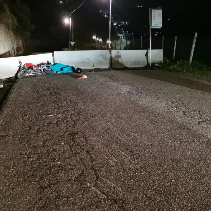 La scena della tragedia in corso Vittorio Emanuele a Cosenza dove la moto guidata da Giampiero Tarasi finì contro le barriere di cemento
