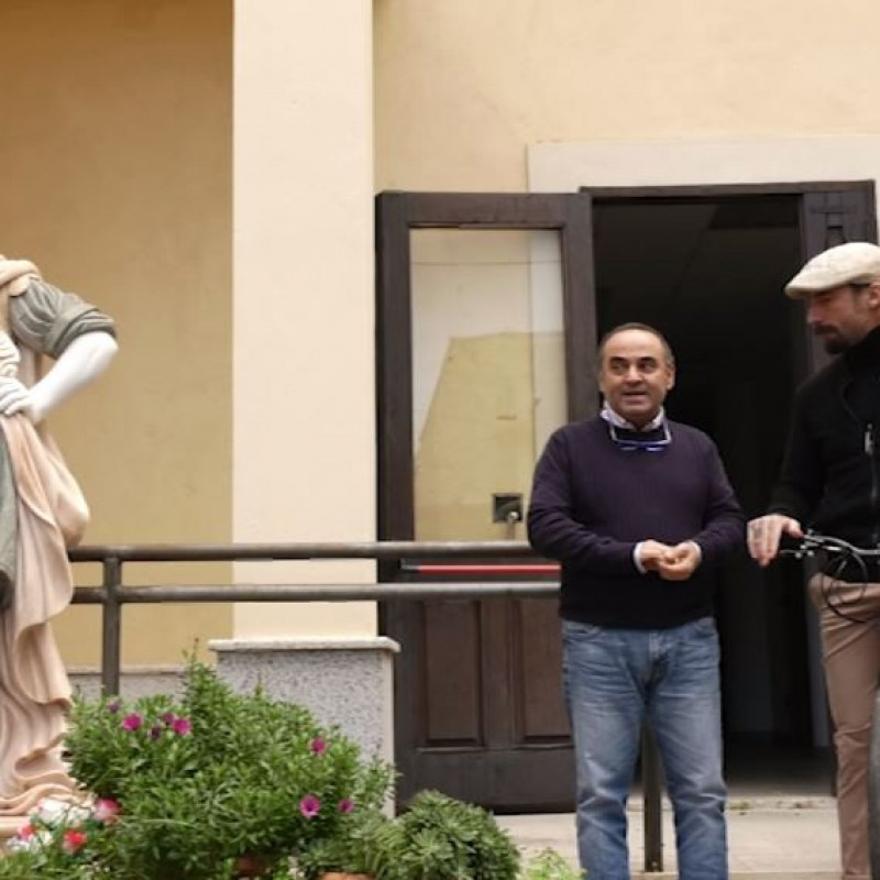 L’ex sindaco Pino Ussia con l’inviato di “Striscia” Brumotti, e la statua donata dalla famiglia Gallace, poi rimossa