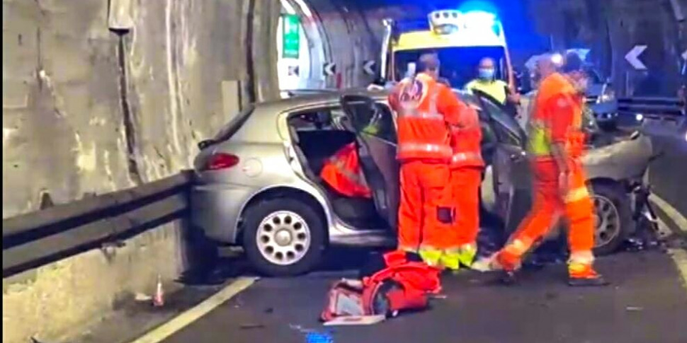 Paola Incidente Nella Galleria Della Crocetta Morto Un Enne La