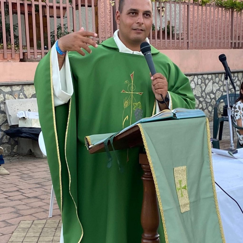 Il parroco della frazione Regina di Lattarico, don Andrea Piccolo