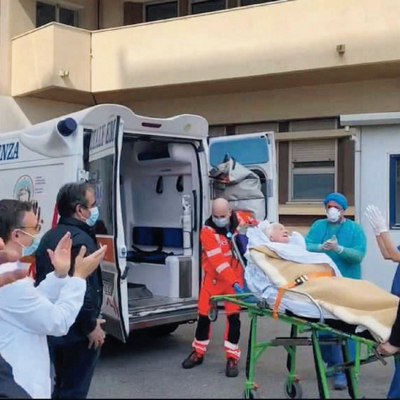 Nonna Concetta, il 22 aprile, lascia il Policlinico di Messina, dove è stata ricoverata per più di un mese. È una delle ospiti della casa di riposo “Come d’incanto” e durante il ricovero compirà 100 anni, festeggiata dagli infermieri.