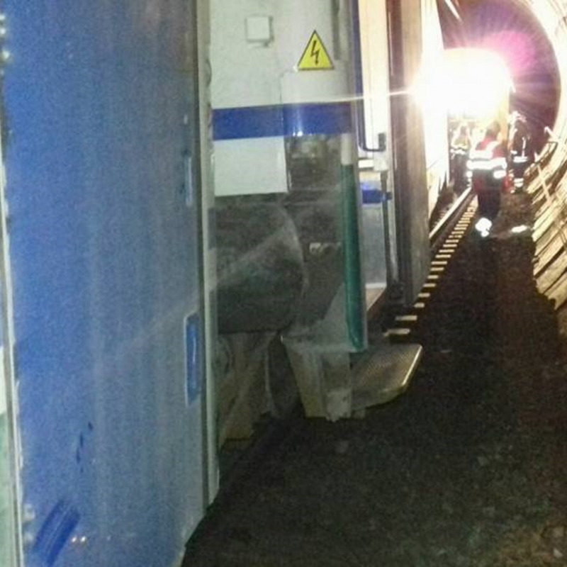 Il convoglio incastrato a seguito dell’incidente nella galleria Santomarco a Paola