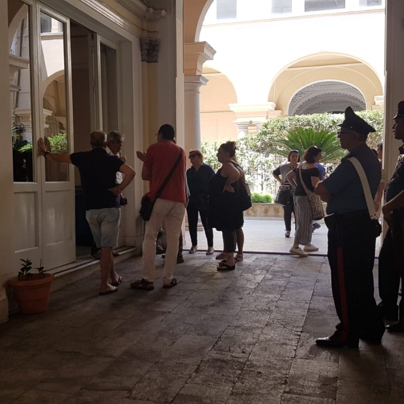 Una protesta davanti alla direzione generale dell'Asp di Reggio Calabria