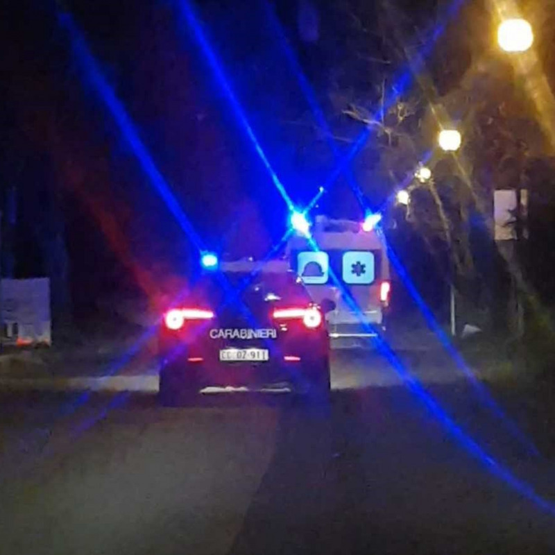 L’ambulanza che trasportava il 91enne di Pizzoni scorta da un’auto dei carabinieri del Comando provinciale di Vibo Valentia