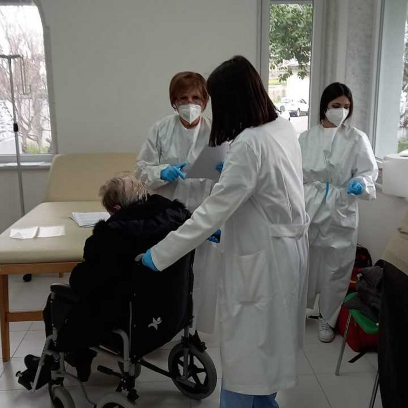 Nel Vibonese si sta procedendo con la somministrazione del vaccino agli over 80 e agli insegnanti