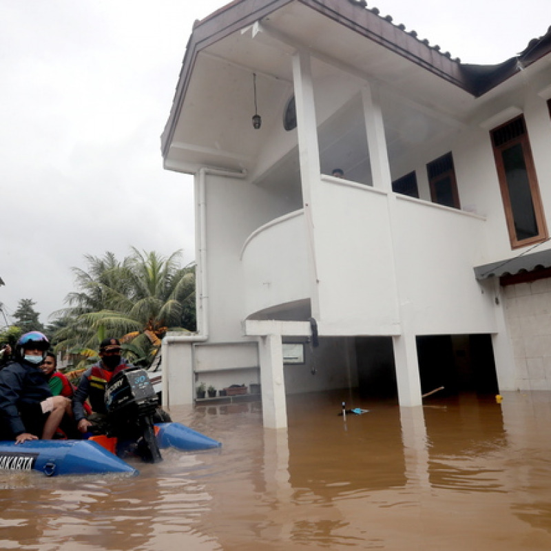 epa09025168 Indonesian officers use a rubber boat while attempting to rescue residents in Jakarta, Indonesia, 20 February 2021. At least 21 areas flooded following heavy rains, during which thousands of homes were damaged in the capital, according to the National Board for Disaster Management (BNPB). EPA/Bagus Indahono