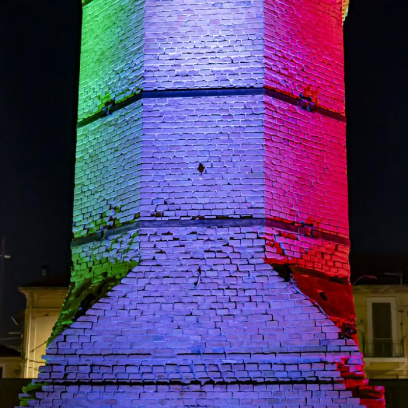 La torre della Tonnina a Catanzaro illuminata con il tricolore