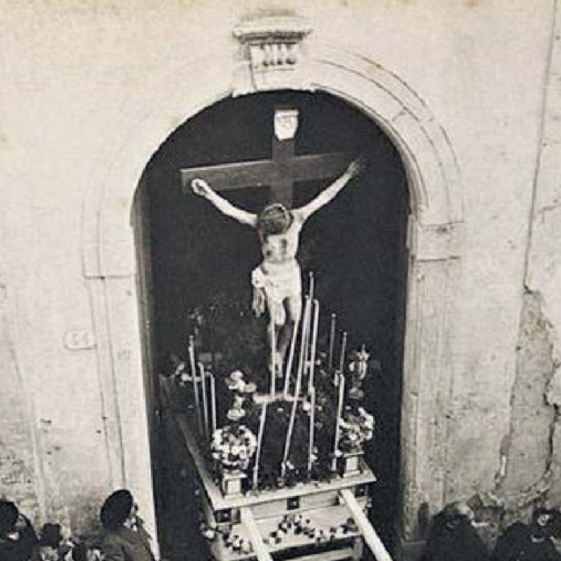 La tradizione. Una foto dell'uscita del Cristo dalla chiesa nel 1904