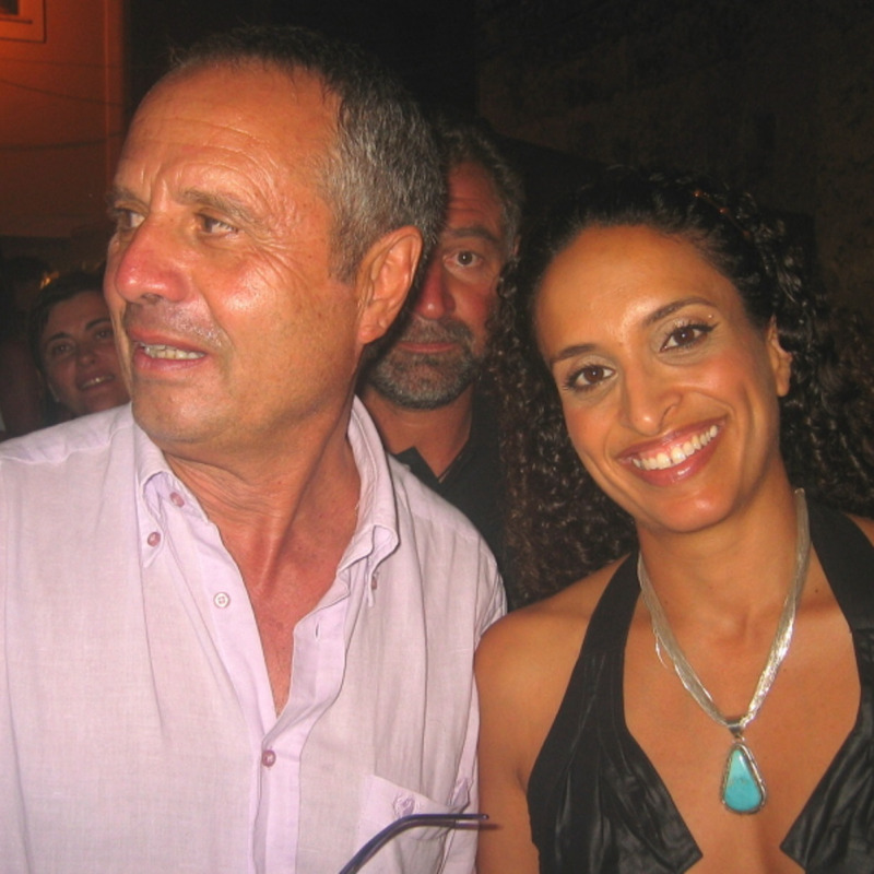 L’ex sindaco di Caulonia Ilario Ammendolia con la cantante israeliana Noa in un’immagine di repertorio