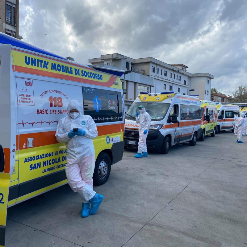 File di ambulanze al pronto soccorso di Cosenza