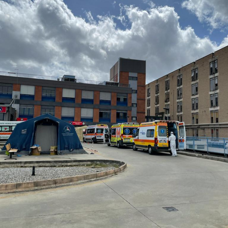Ambulanze in attesa al pronto soccorso dell'ospedale Annunziata di Cosenza