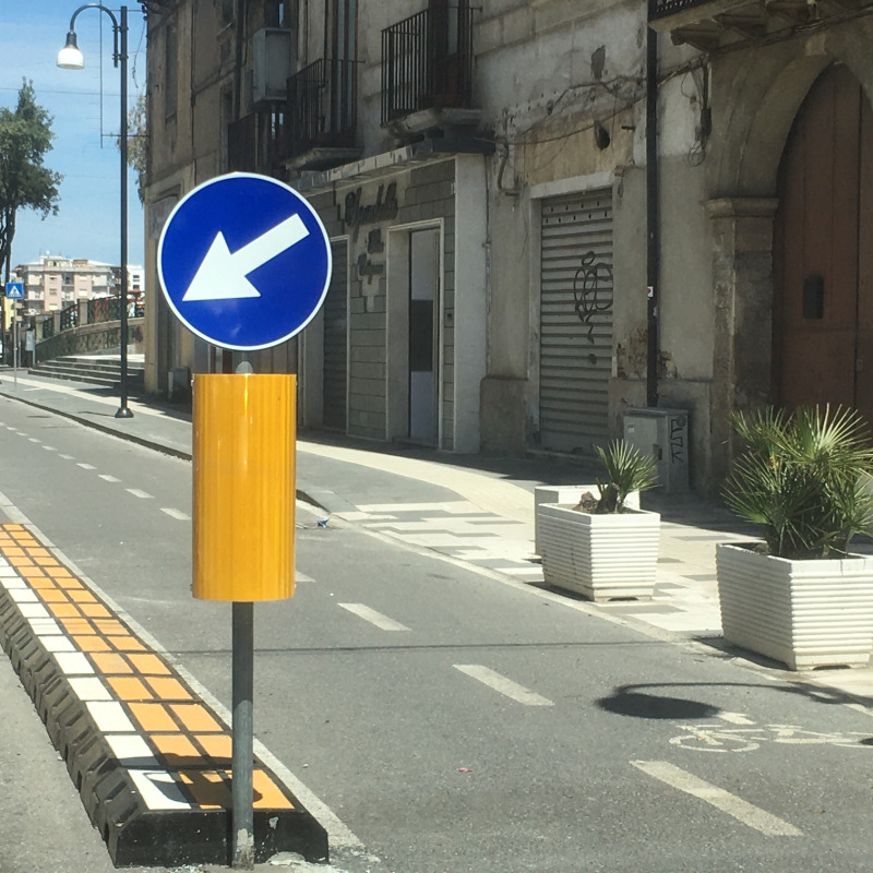 Il cordolo alla pista ciclabile su via Sertorio Quattromani a Cosenza