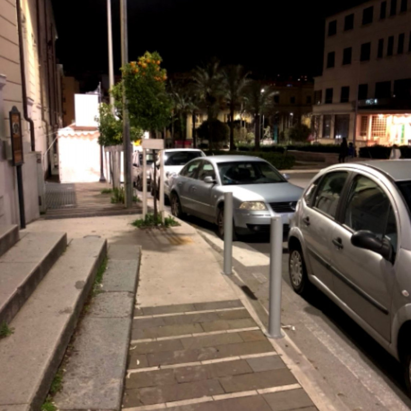 Marciapiedi inadeguati e auto sulle strisce pedonali a Catanzaro