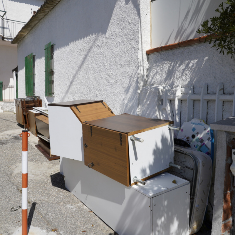 Alcuni mobili rimasti in strada dopo uno sgombero della settimana scorsa a Caminia di Stalettì