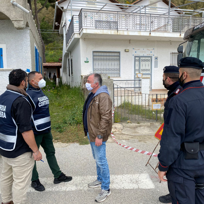 Dopo lo sgombero a Caminia di Stelattì, Carabinieri e Guardia costiera sovrintendono le operazioni di rientro provvisorio