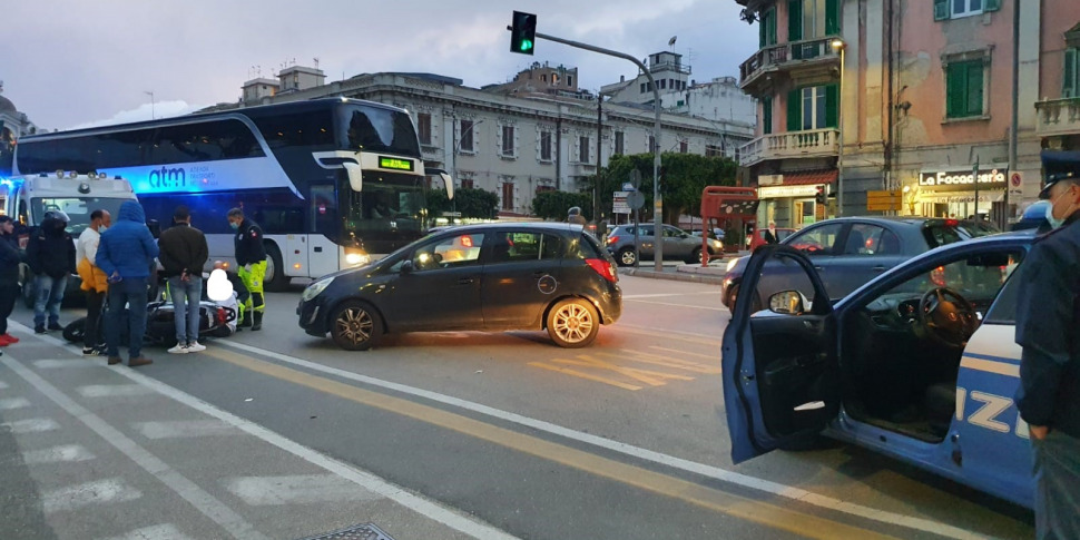 Messina Scontro Auto Moto Sul Corso Cavour Ferito Un Enne Gazzetta Del Sud