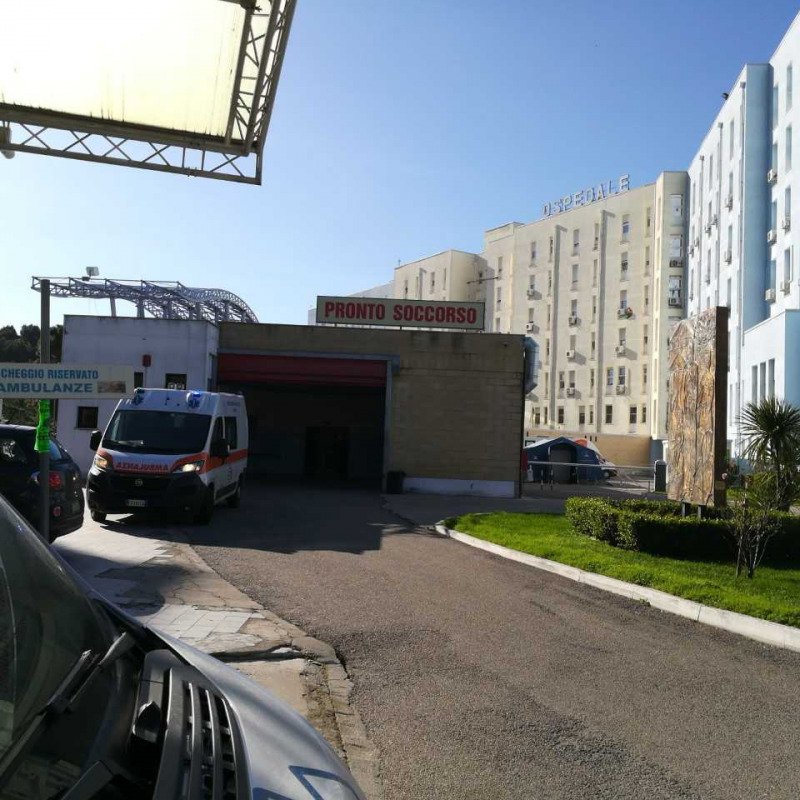 Il pronto soccorso dell'ospedale di Crotone con la tenda utilizzata per il triage dei malati Covid