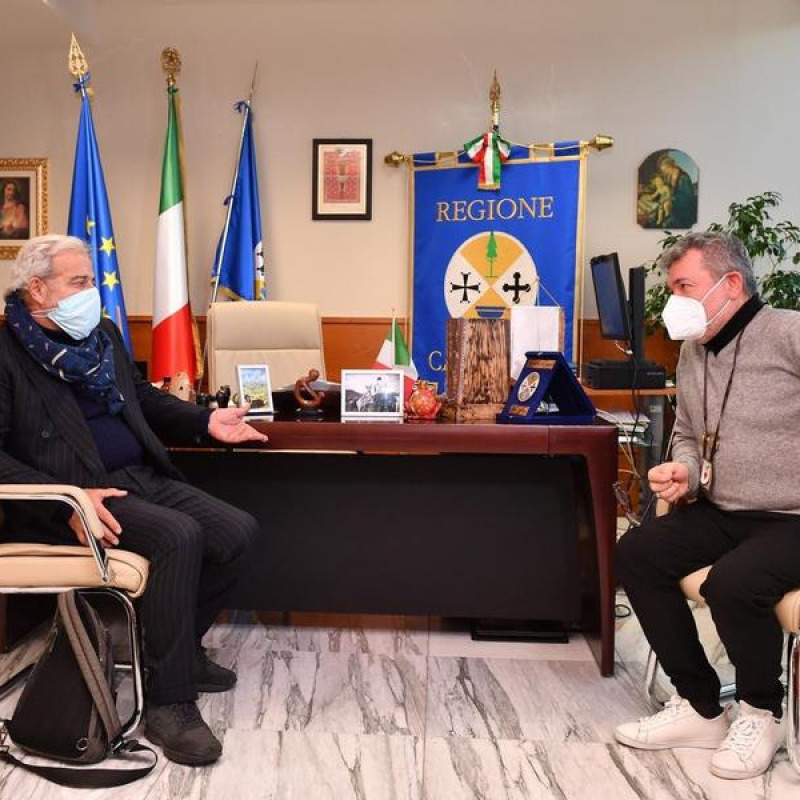 Il commissario Guido Longo ed il presidente facente funzioni della Regione, Nino Spirlì (foto d'archivio)