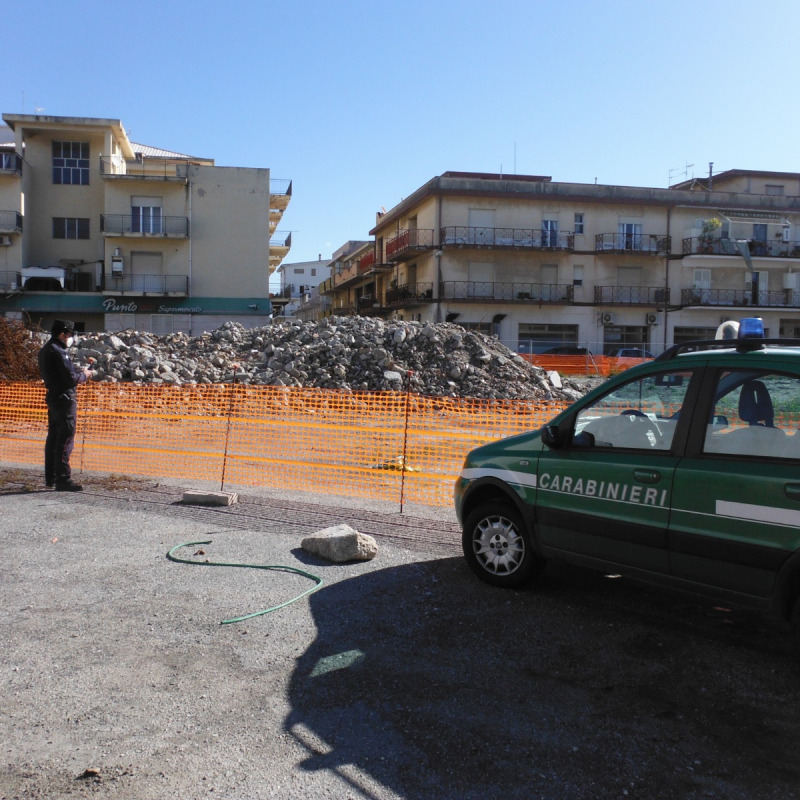Le macerie non rimosse dopo la demolizione di una scuola a Marina di Gioiosa Ionica
